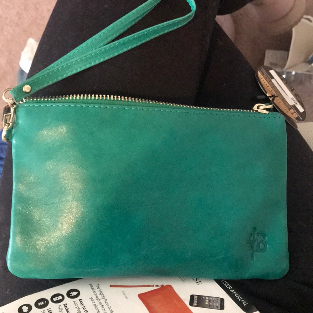 chargeable clutch. Brand: handbag butler